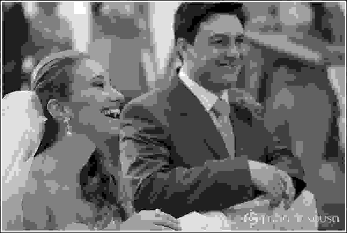 noivos sorrindo ajoelhados no altar