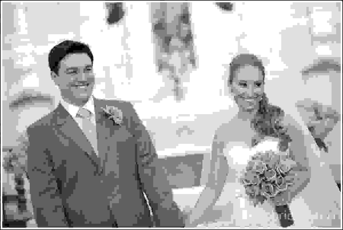 noivos recem-casados sorrindo no altar