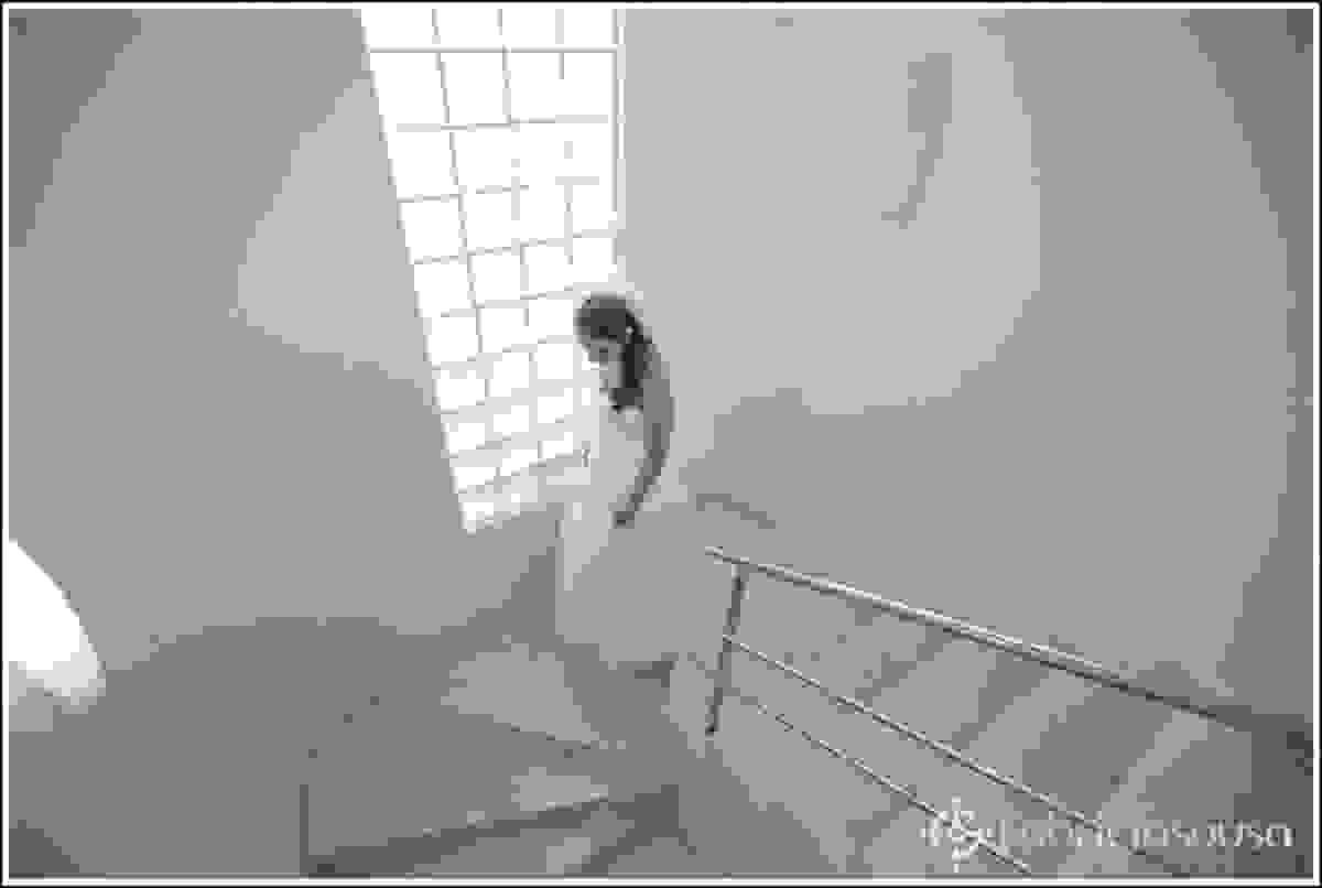 a noiva descendo a escada de casa