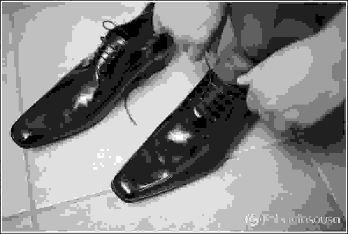 noivo colocando os sapatos no hotel