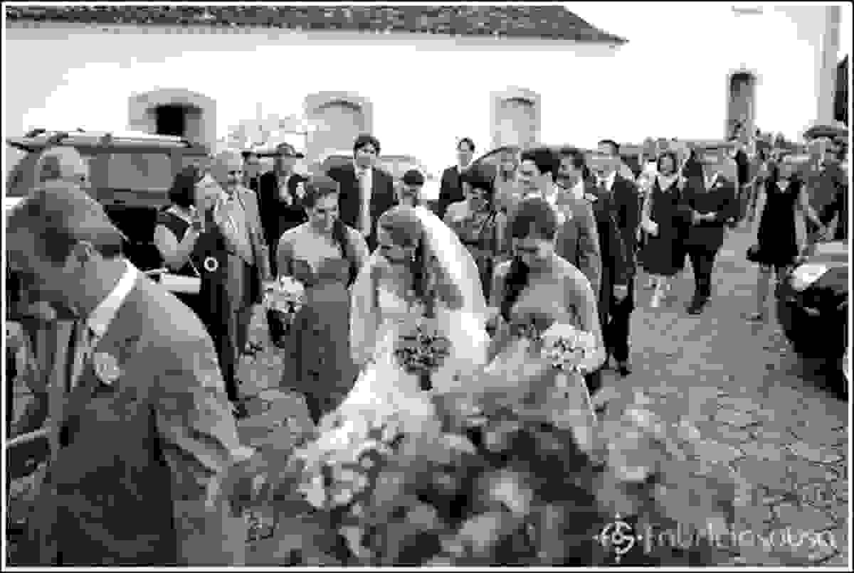 convidados e noiva caminham para o local da festa