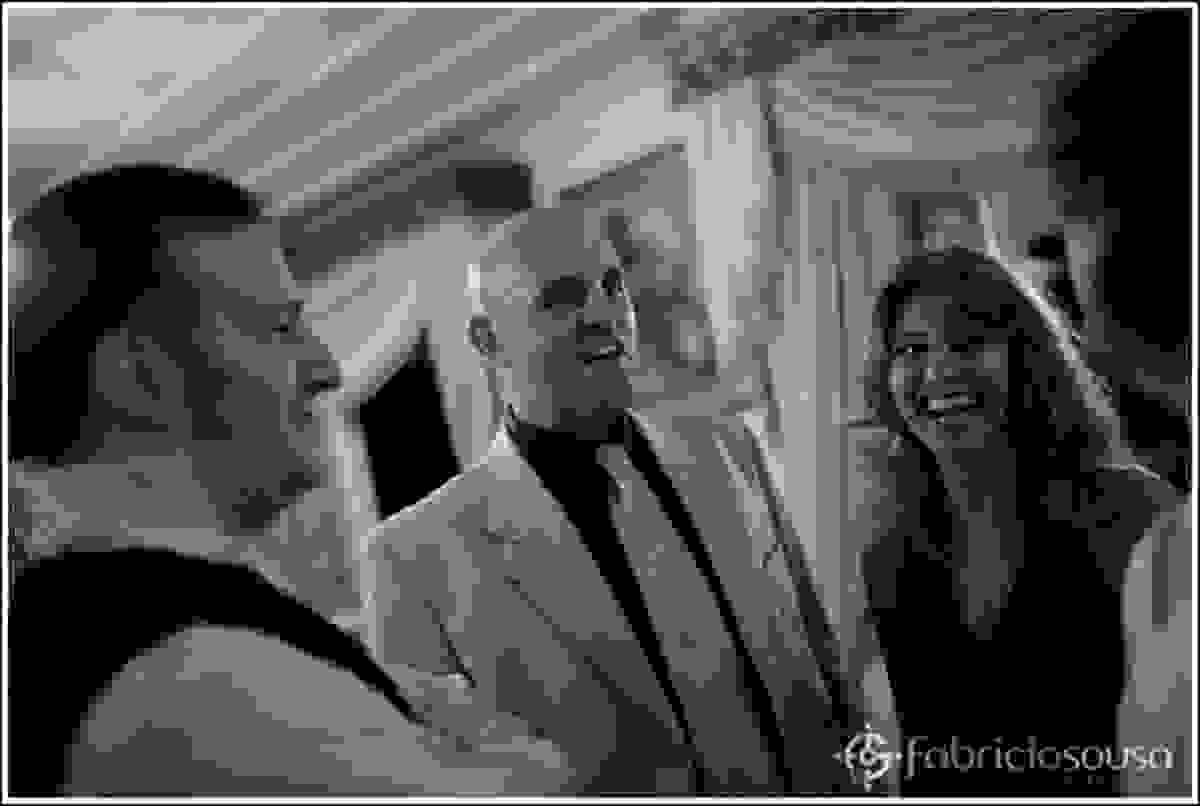 Noivo socializa com amigos, parentes e convidados