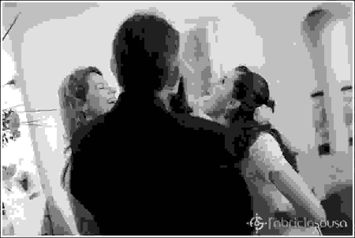 Noiva descontraída com amigas e parentes