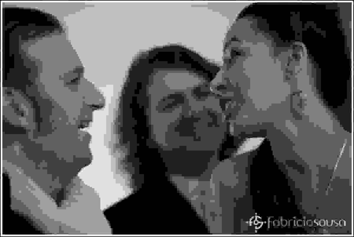 Maurizio e amigos conversam descontraídos