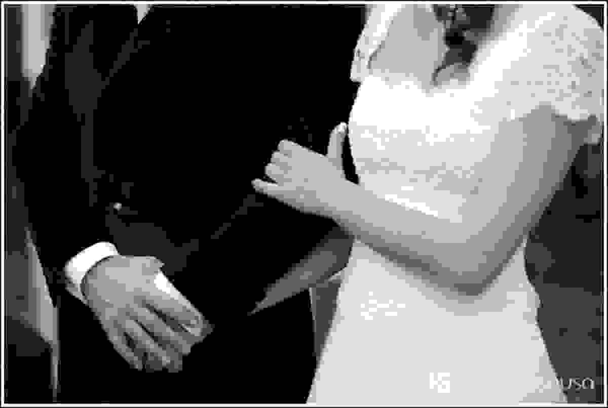 Casal de braços juntos e mãos dadas