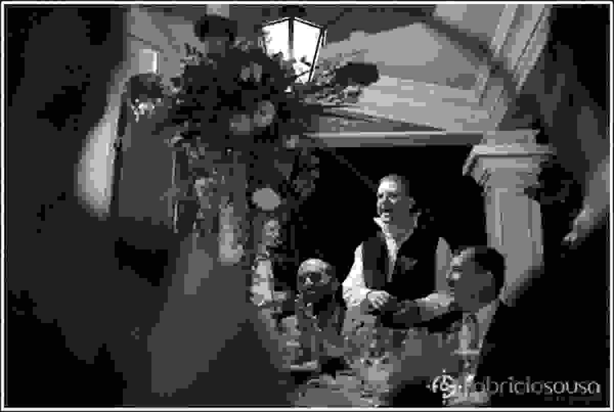 Noivo conversando com convidados