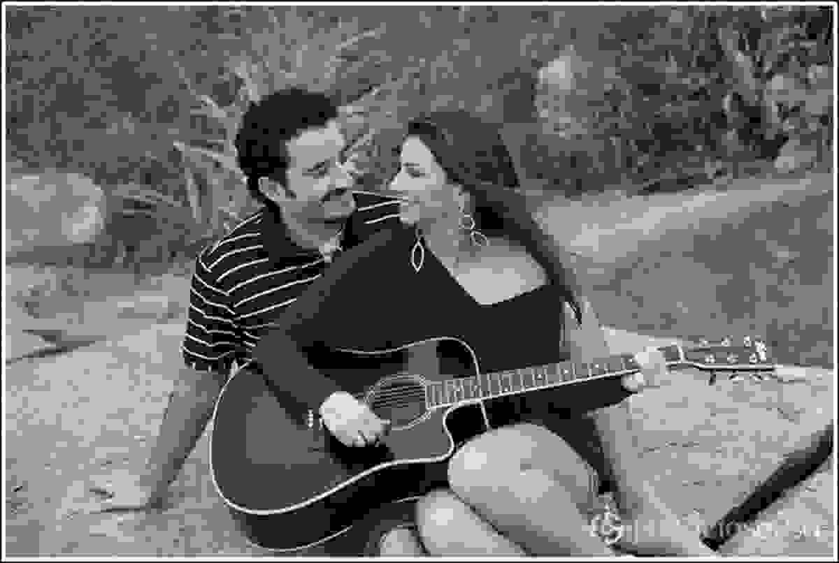 Namorada toca música no violão para seu namorado