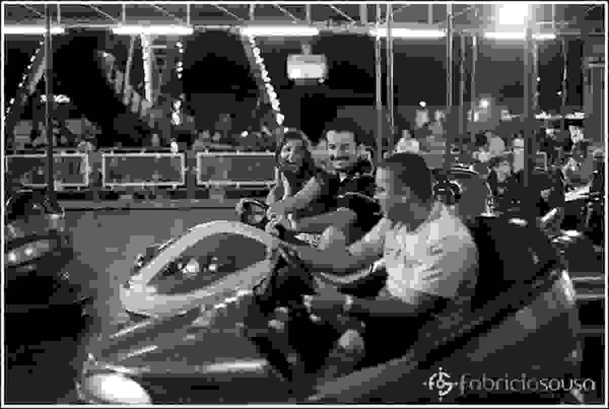 Namorado e namorada se divertem em carro de bate bate
