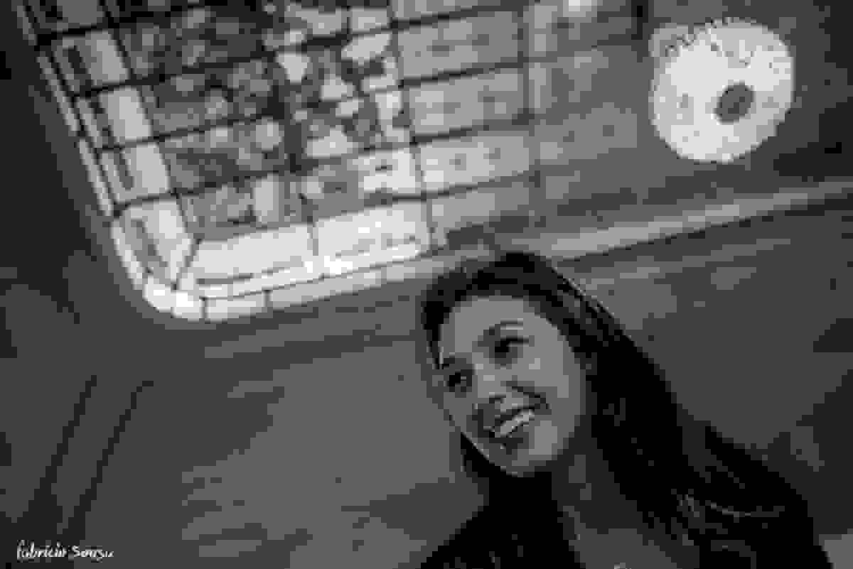 retrato da carol com vitral da alameda casarosa encantando