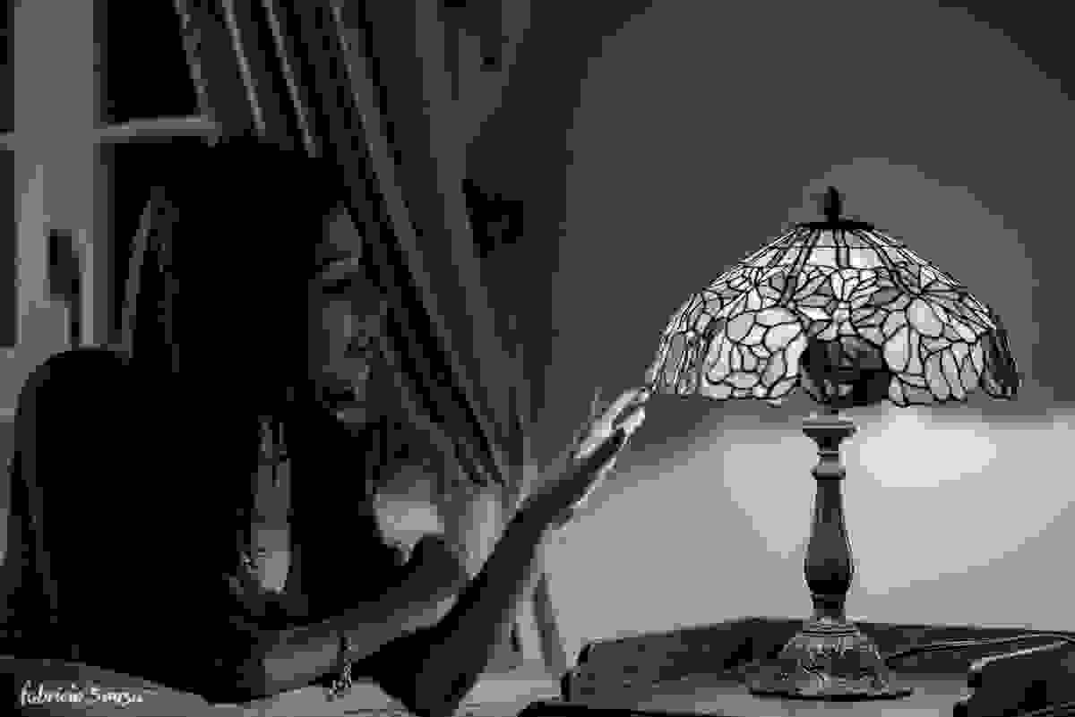 ensaio fotográfico inspirado no filme Amelie Poulain - Carol tocando o abajour