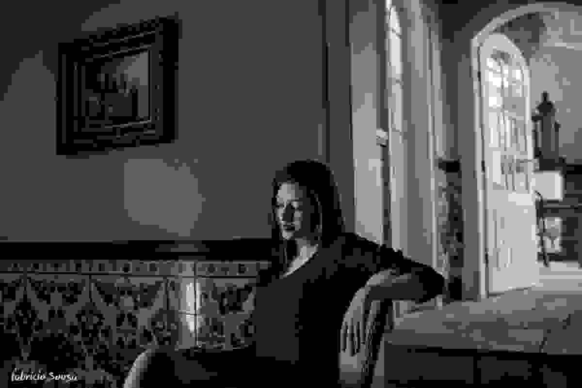 carol sentada no casario antigo a la Amelie Poulain