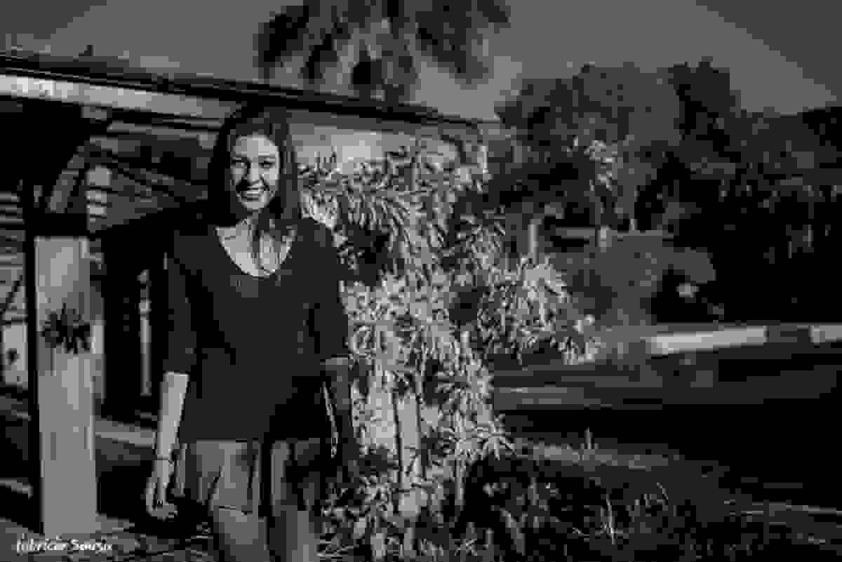registro da modelo sorridente no jardim da casa