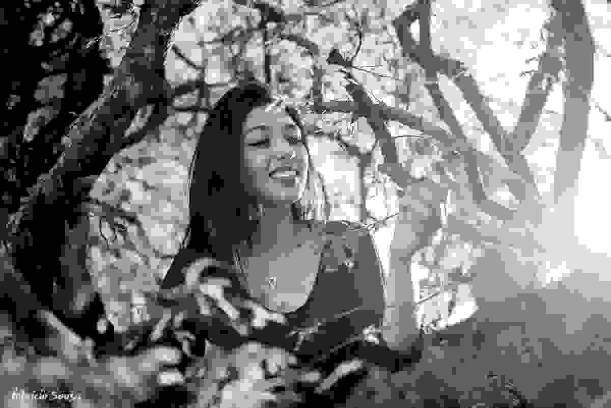 Amelie adora explorar seu jardim de inverno