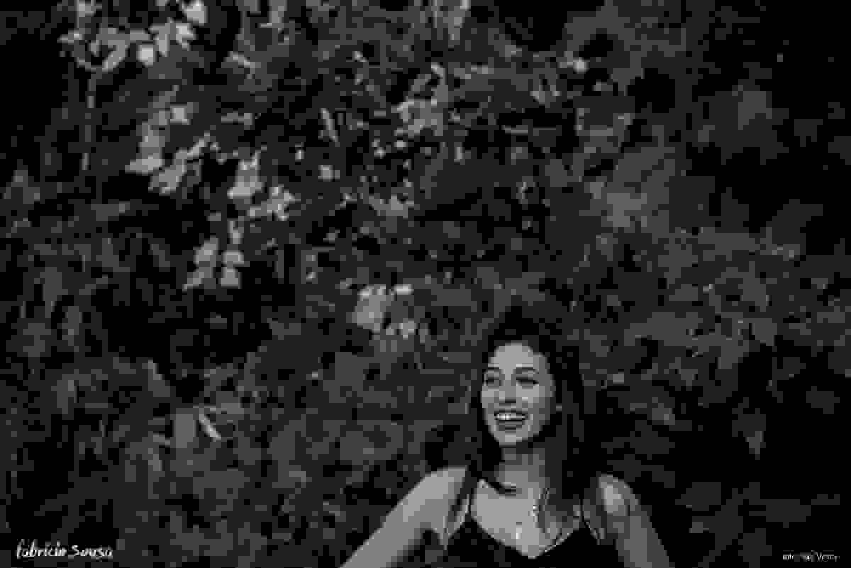 book fotográfico com modelo sorridente no jardim