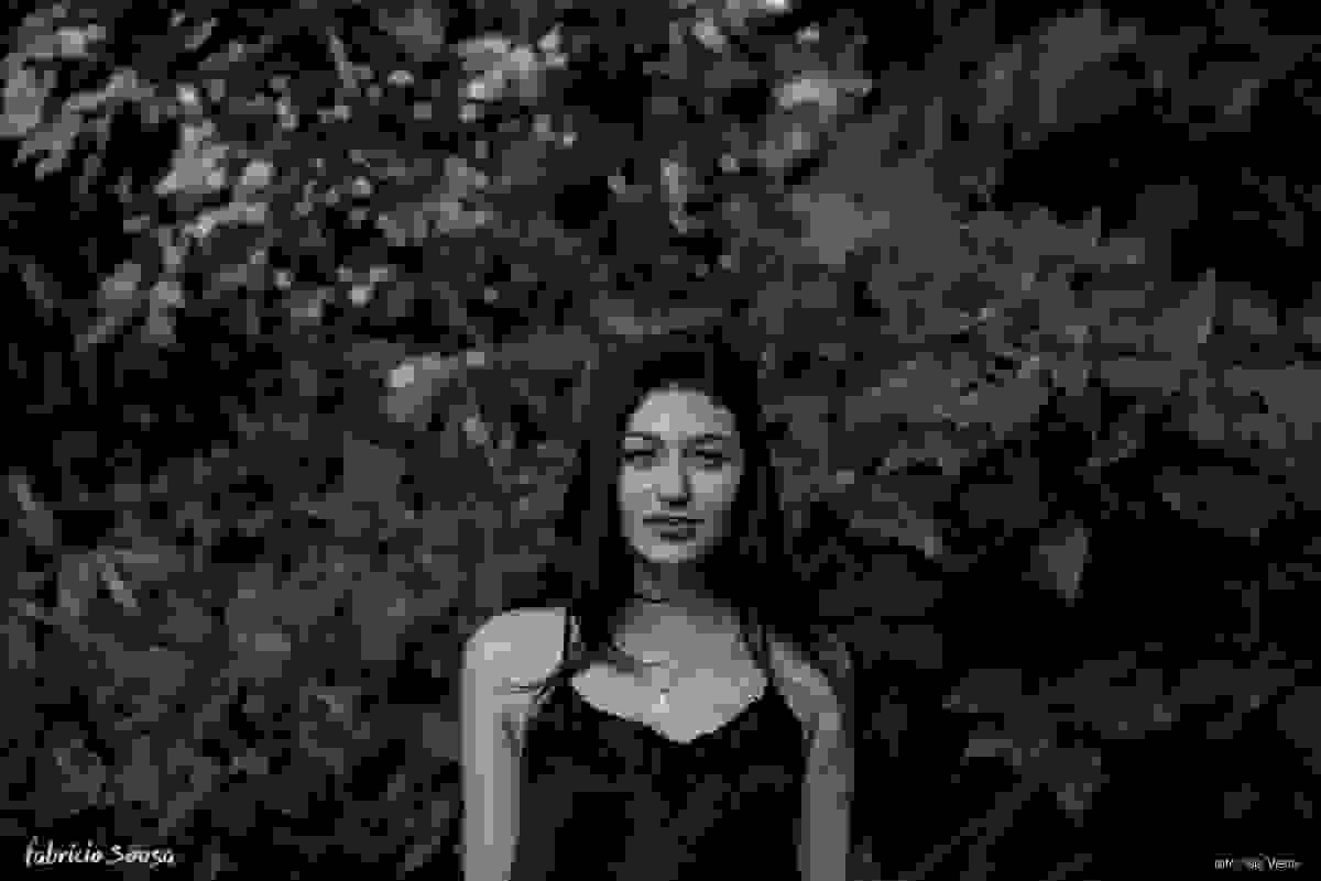 Carol modelo com um pouco de seriedade