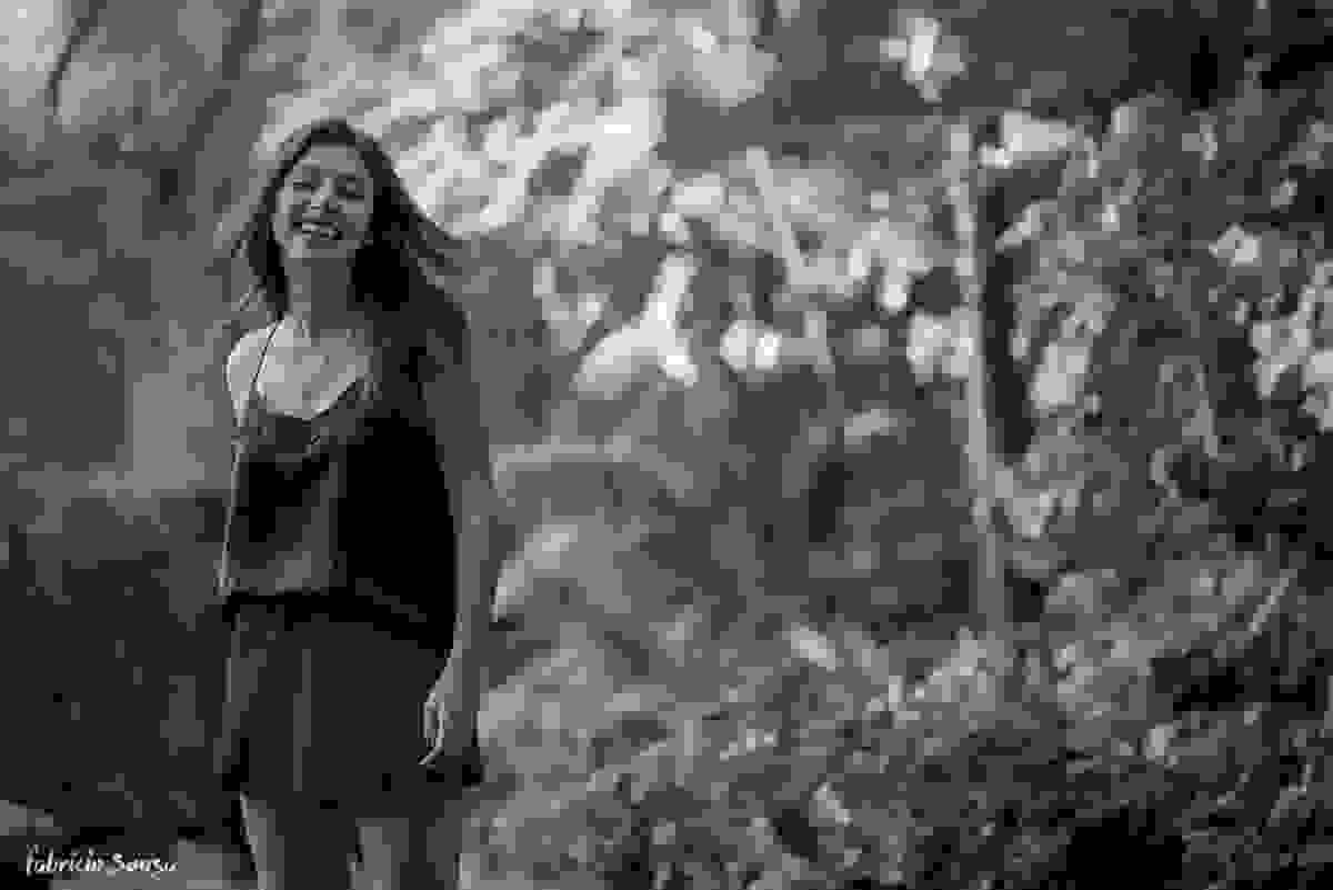 Carol super contente e sorridente no jardim da Alameda Casarosa em Floripa