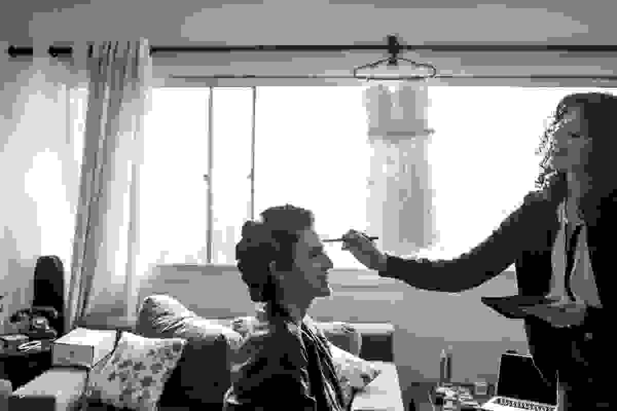 Deri Procópio maquiando a noiva Daniela no seu making of em casa