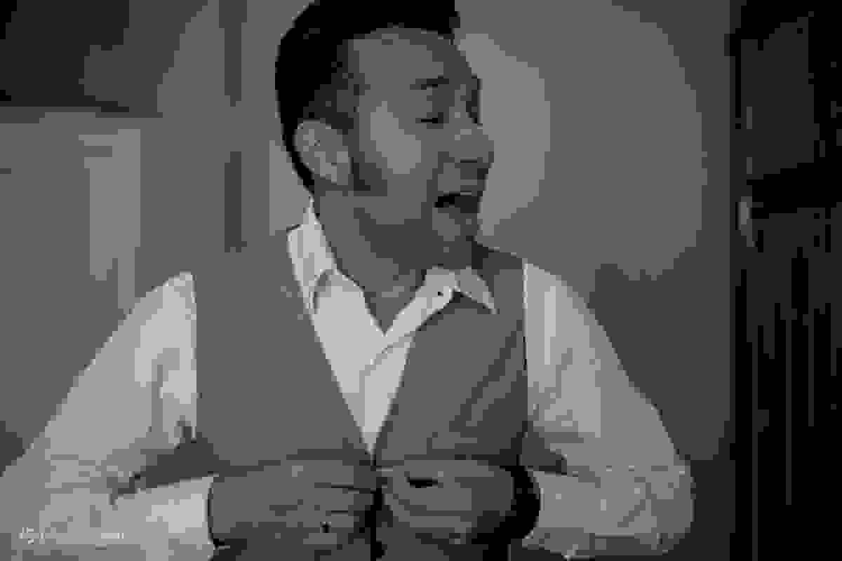 o noivo se vestindo e cantando