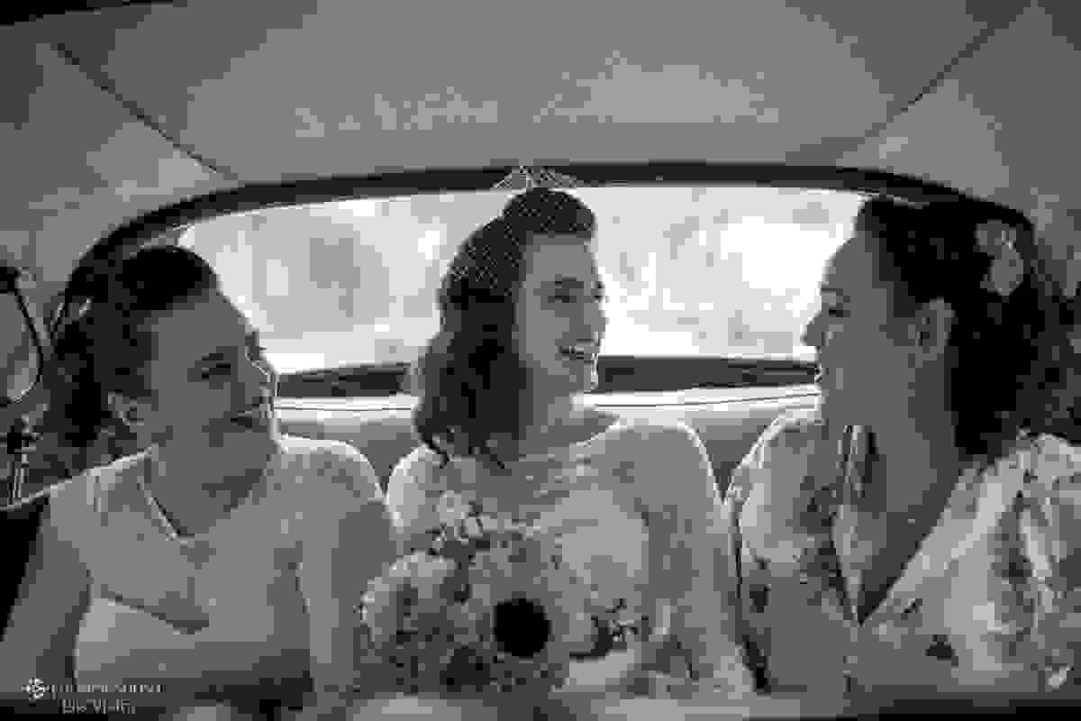 noiva com madrinhas no carro