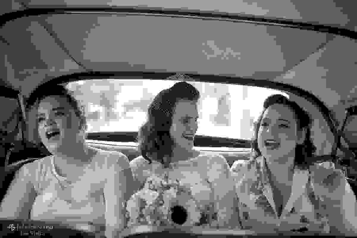 noiva canta com amigas no carro a caminho do seu casamento
