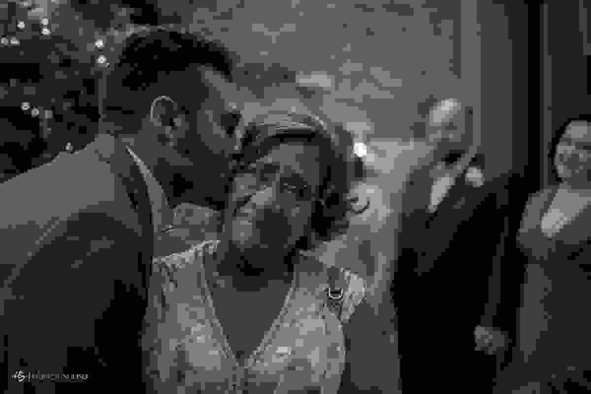 noivo beija sua mamãe que chora emocionada