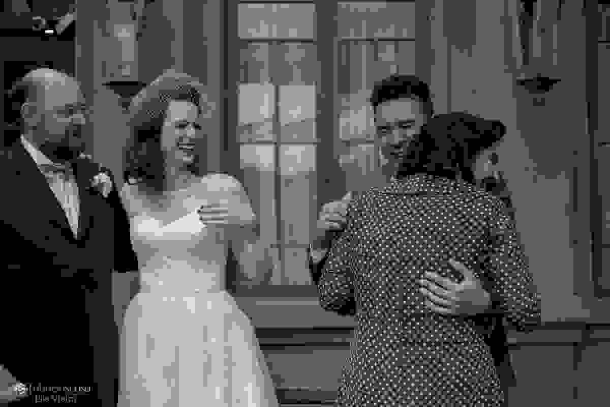 abraço da sogra após o casamento