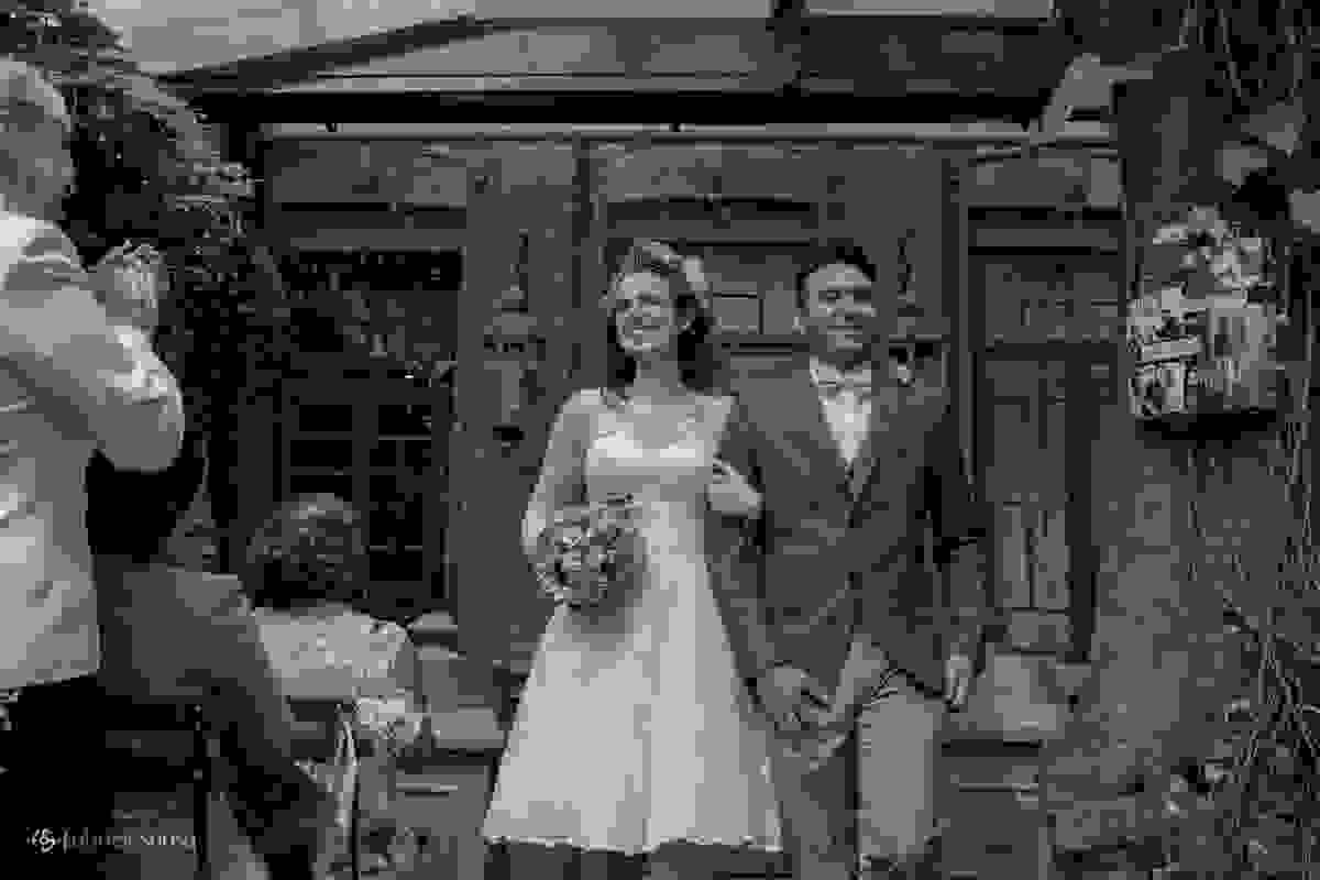 Casal de recem casados se dirigem à saída da cerimônia