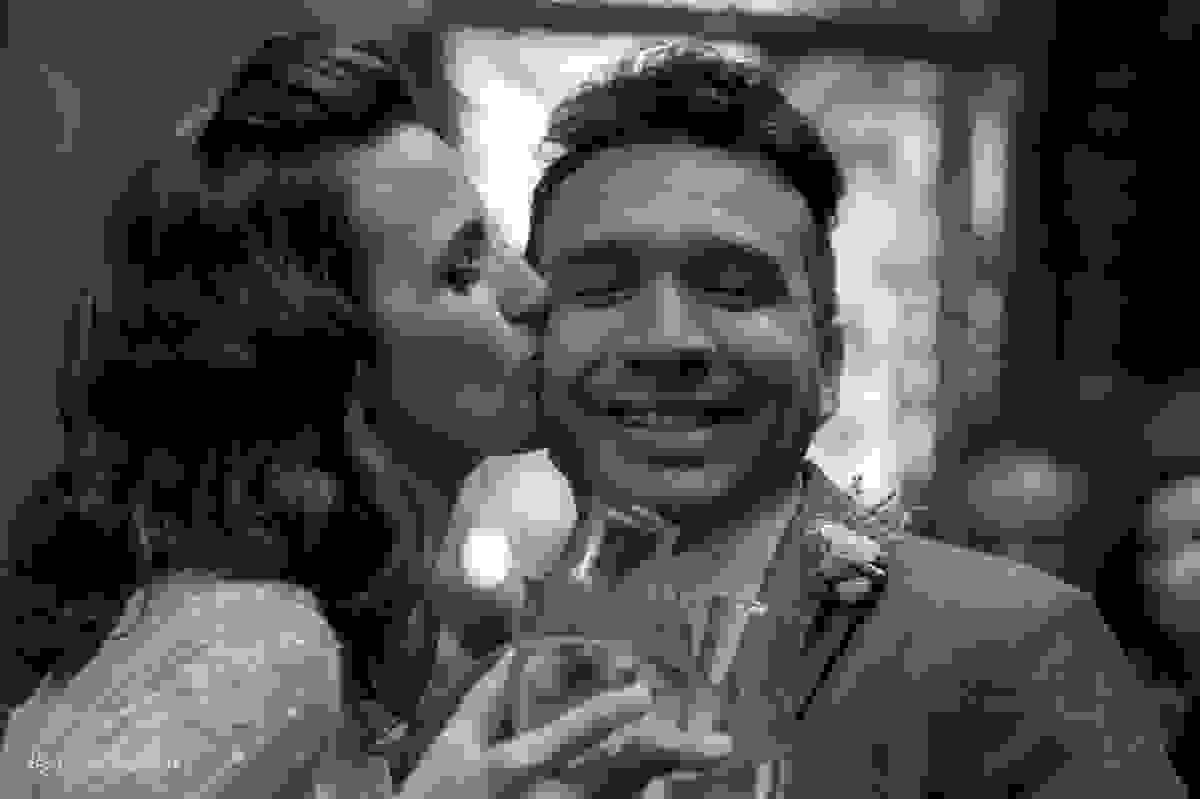 beijo gostoso da noiva durante o brinde