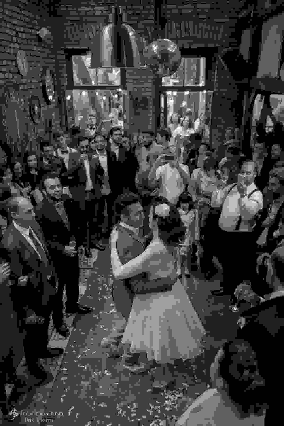 todos ao redor dos noivos durante a dança