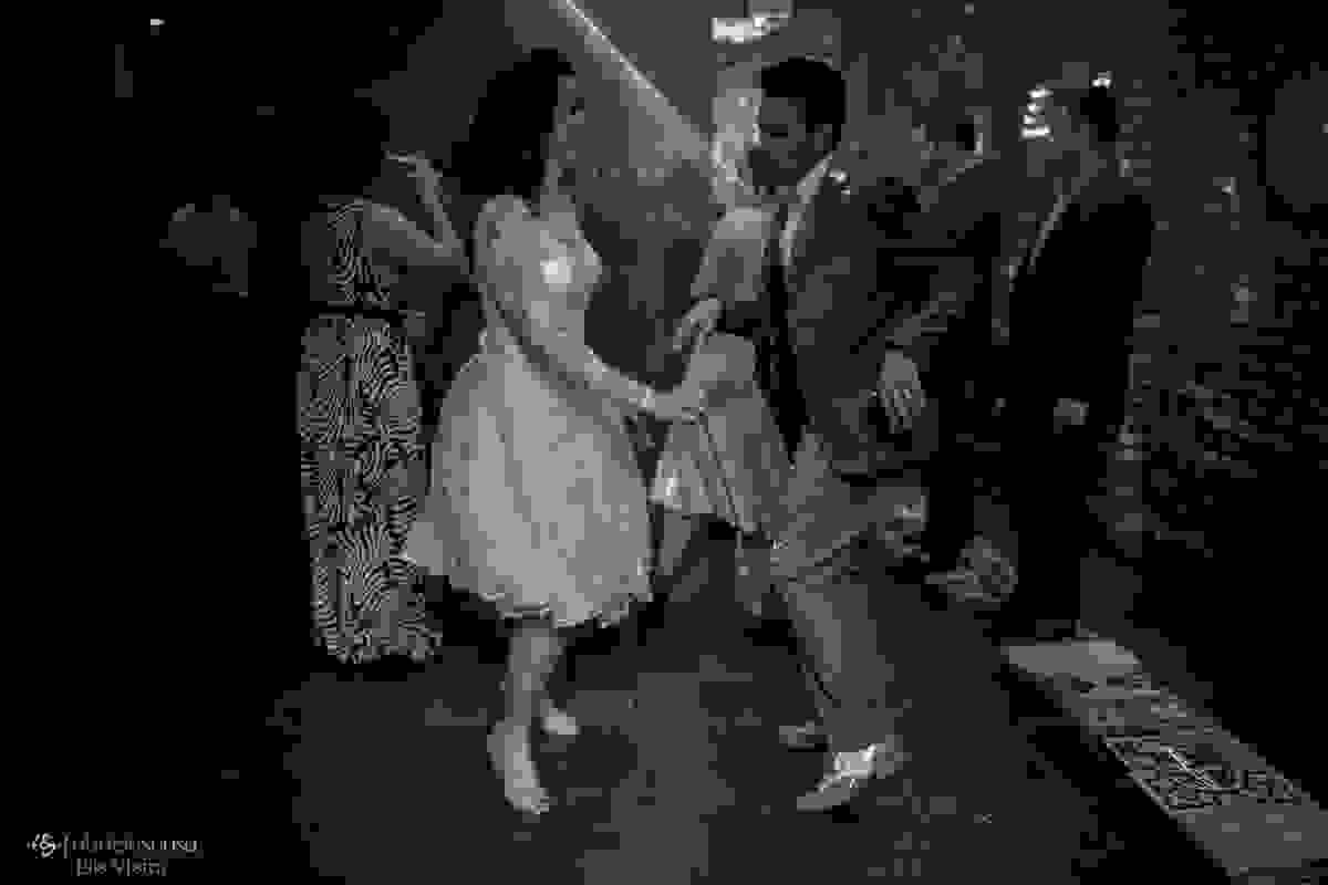 casal estilo vintage dançando rockabilly