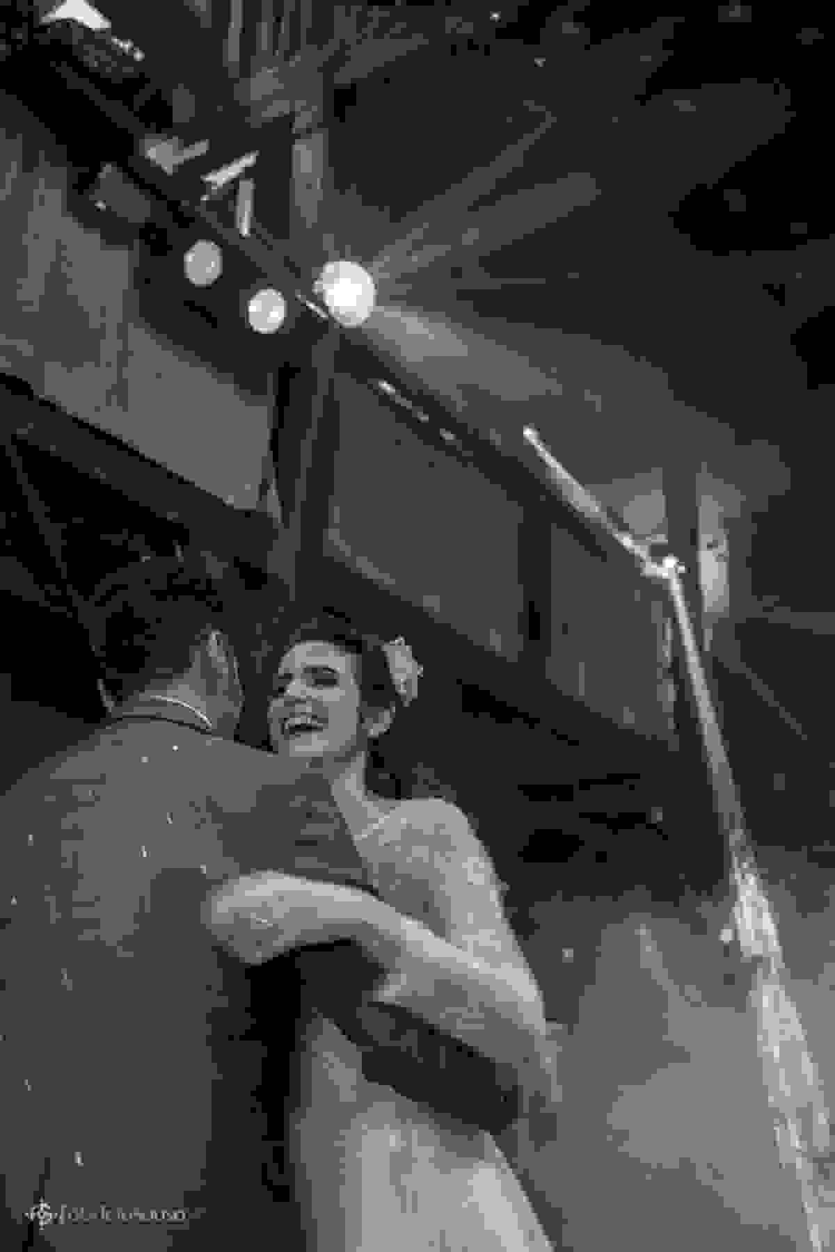 Noiva feliz dança com noivo p