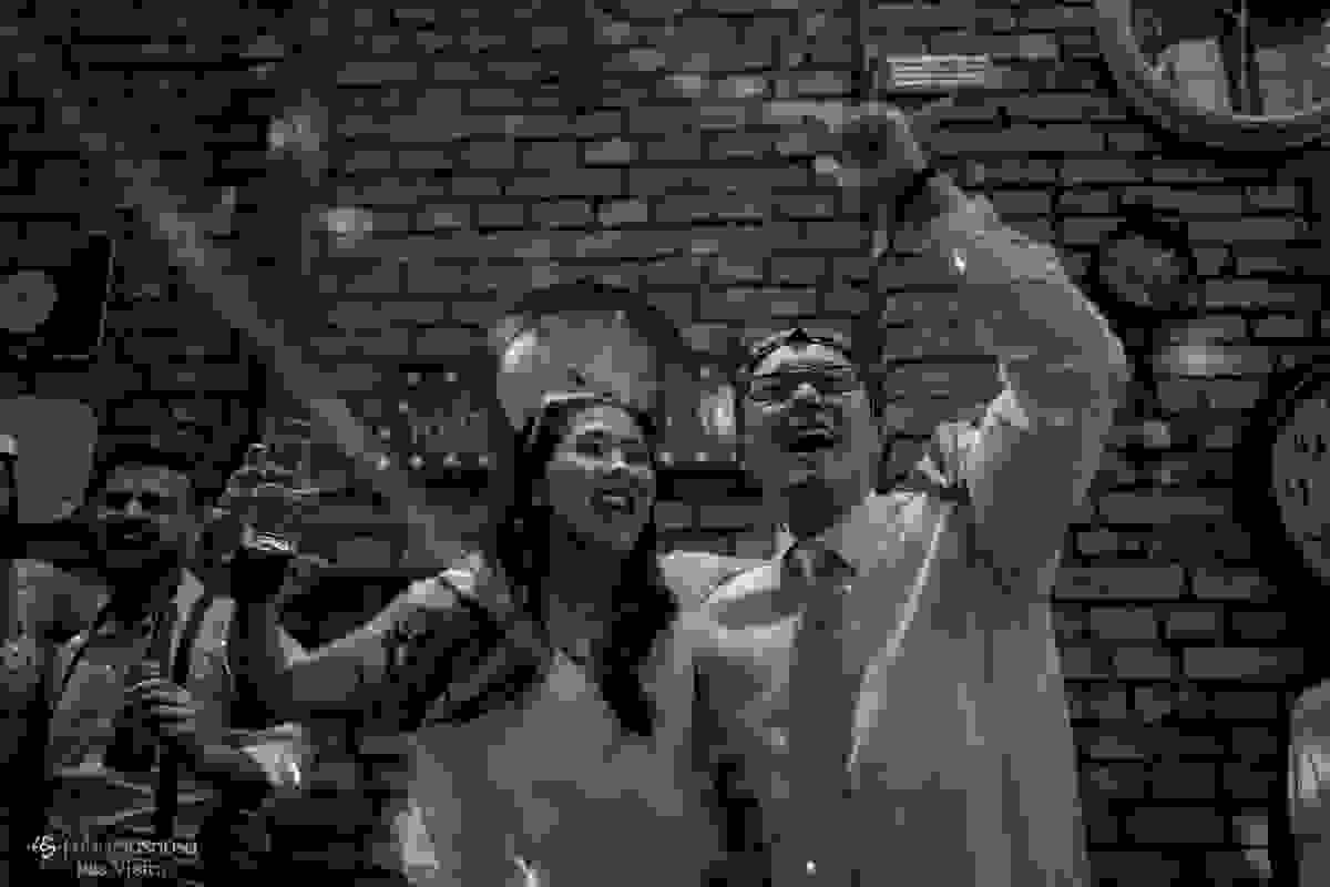 convidados curtindo muito na festa de casamento