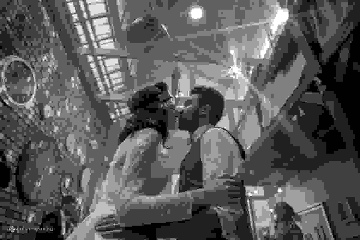 noivos quase se beijam na pista de dança do Espaço Quintal em São Paulo - muito som rockabilly