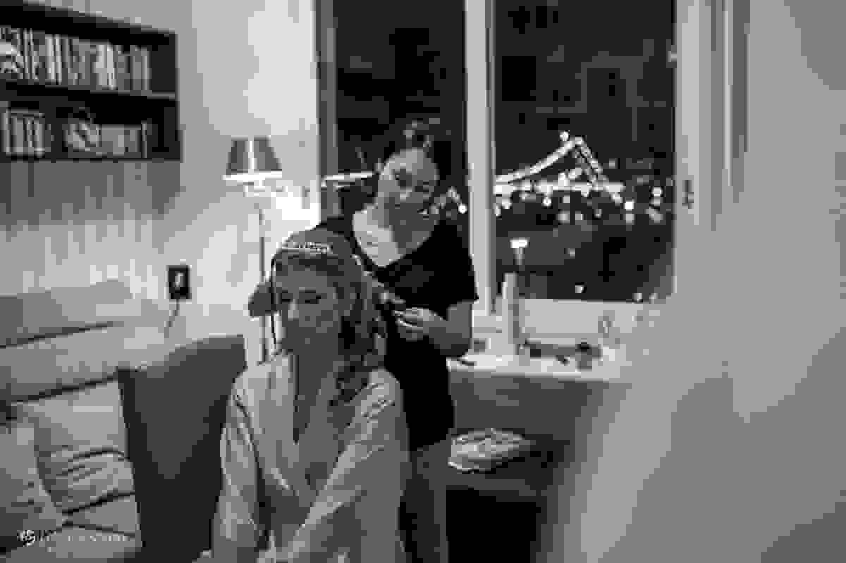 Preparando cabelo da Eleiza com ponte Hercilio Luz ao fundo b