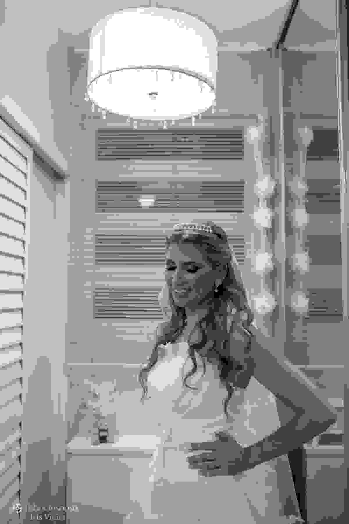 Noiva pronta para o casamento posa para foto