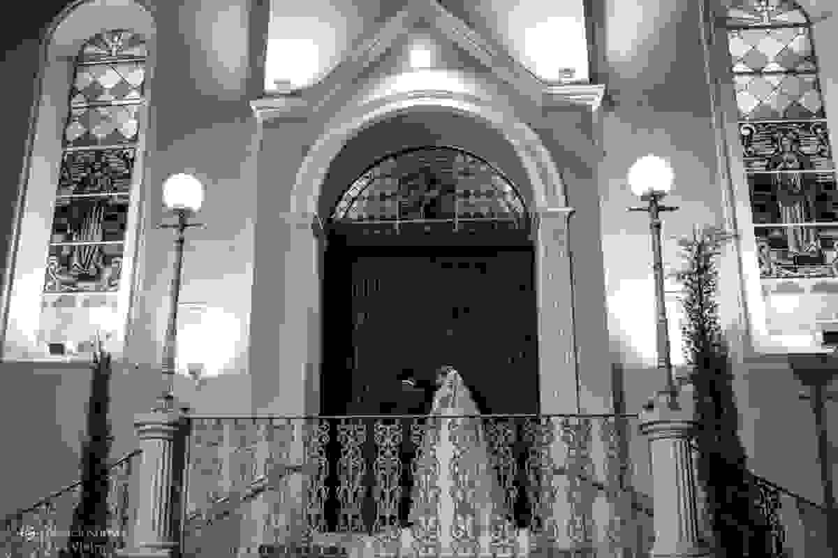 Pai e noiva na entrada da igreja
