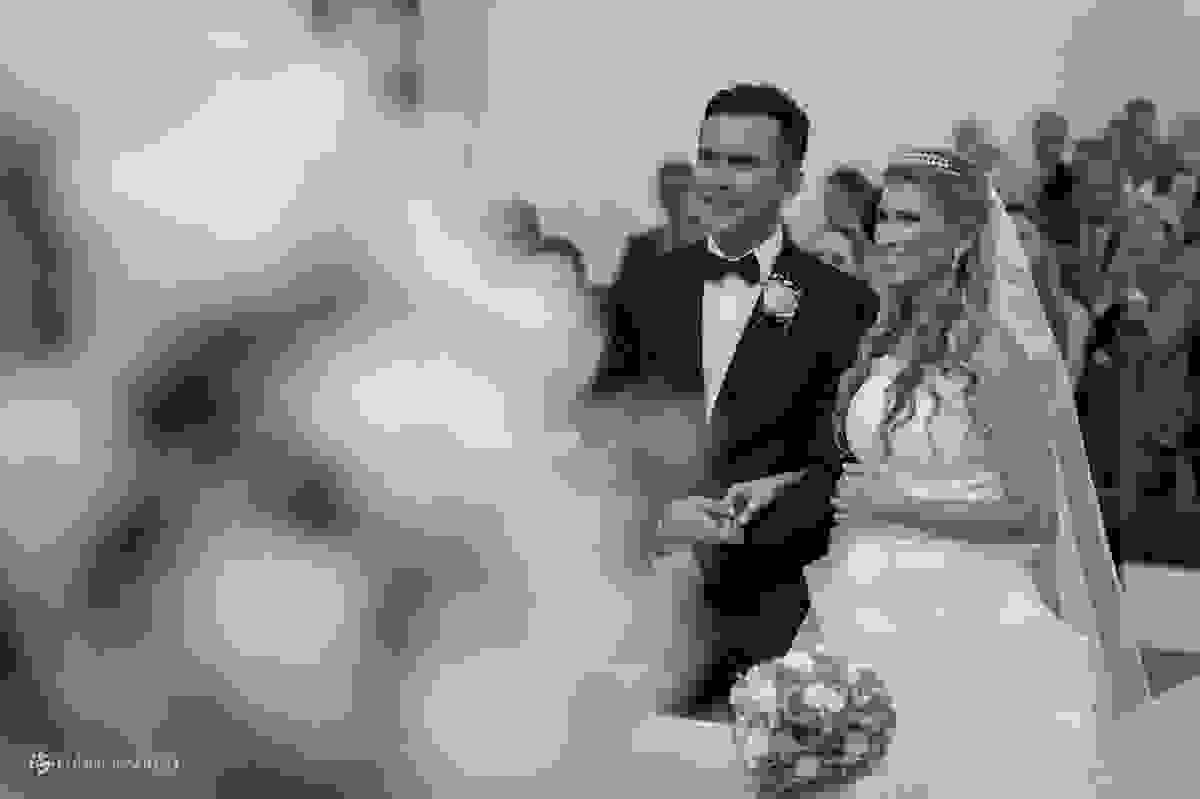 Casal de namorados felizes no altar da igreja