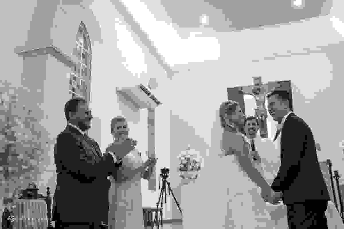 Noivos e familiares na igreja