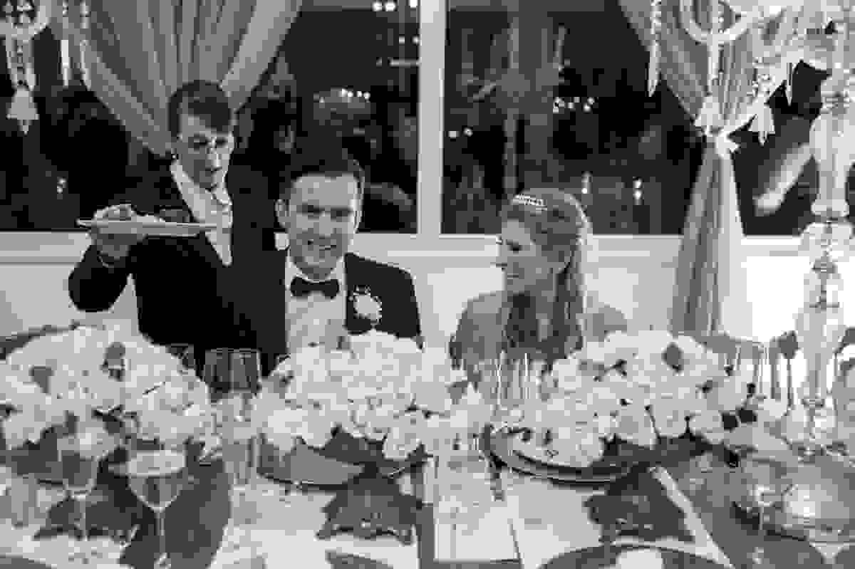Casal de noivos sentados à mesa do jantar