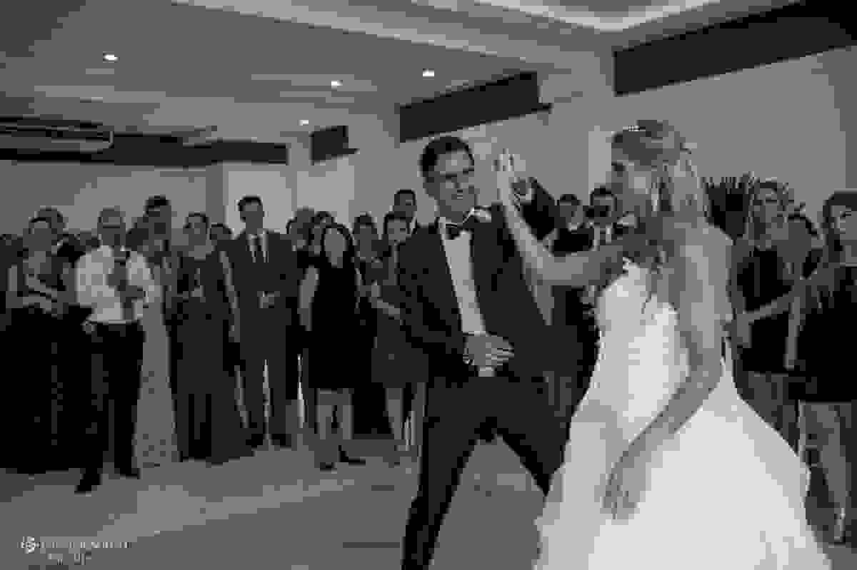 Casal de namorados fazem a primeira dança