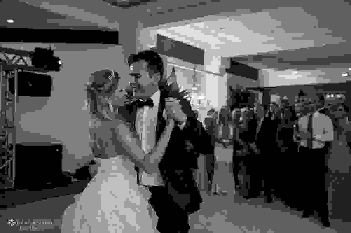 Casal de noivos abrem a pista de dança