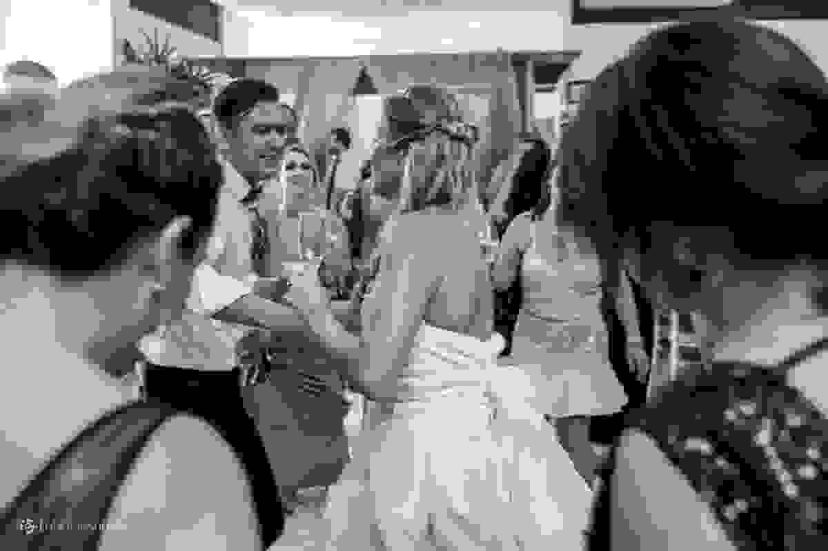 Pista de dança muito animada com noivos e convidados