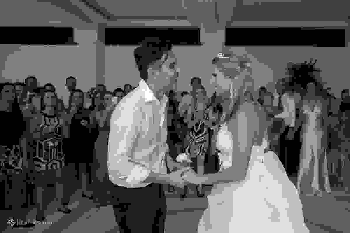 Casal de noivos se namoram na pista de dança