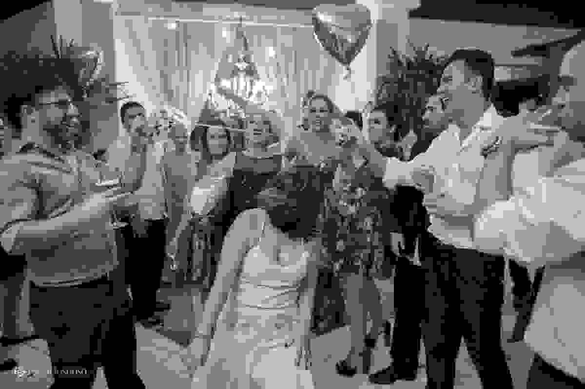 Convidados se divertem com a dança da cordinha