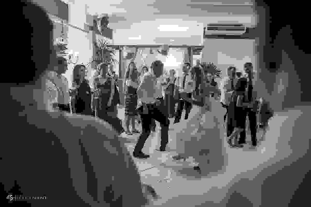 Casal de noivos dançam no centro das atenções