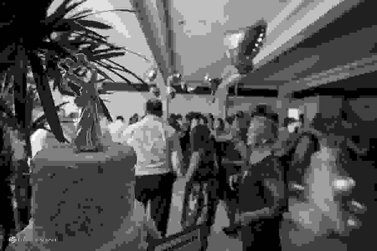 Foco no bolo e balões em formato de coração na festa
