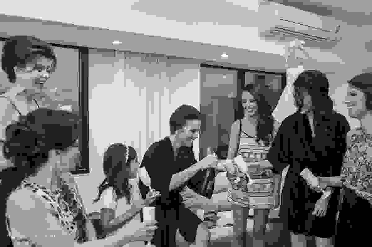 a noiva se divertindo no making of no hotel Blue Tree Towers