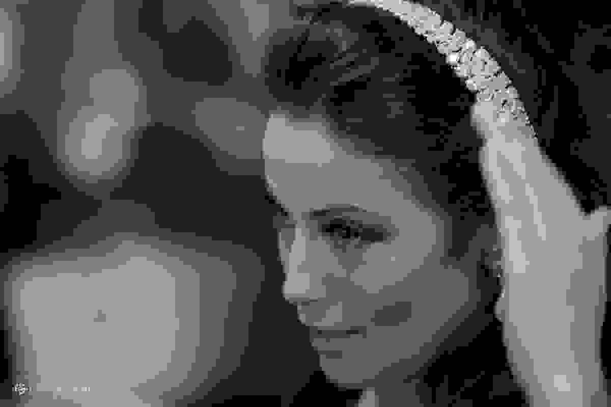a noiva com o acessório Jusi Andrett bridal acessories