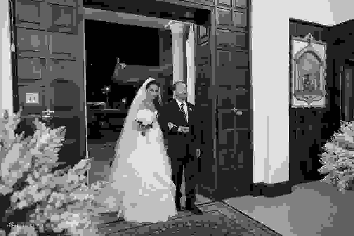 a noiva com o pai na entrada da igreja do colegio catarinense