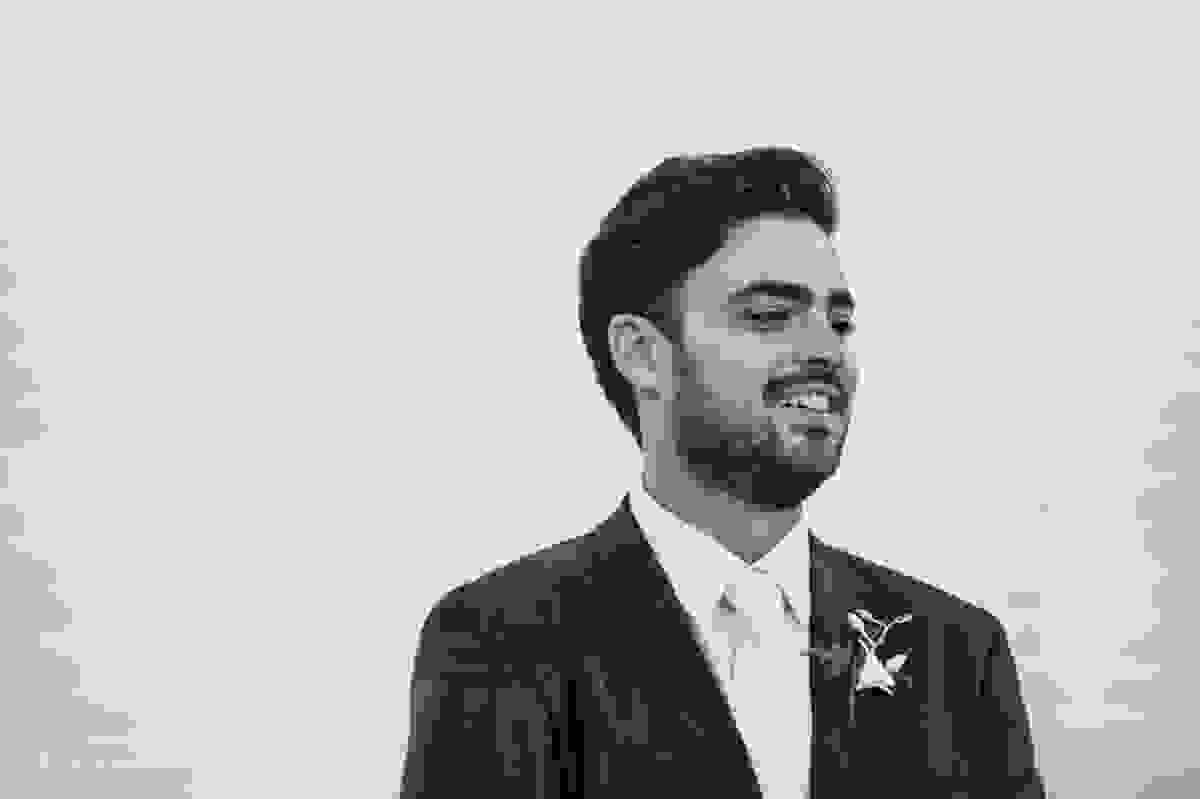 o noivo emocionado à espera da sua amada no altar